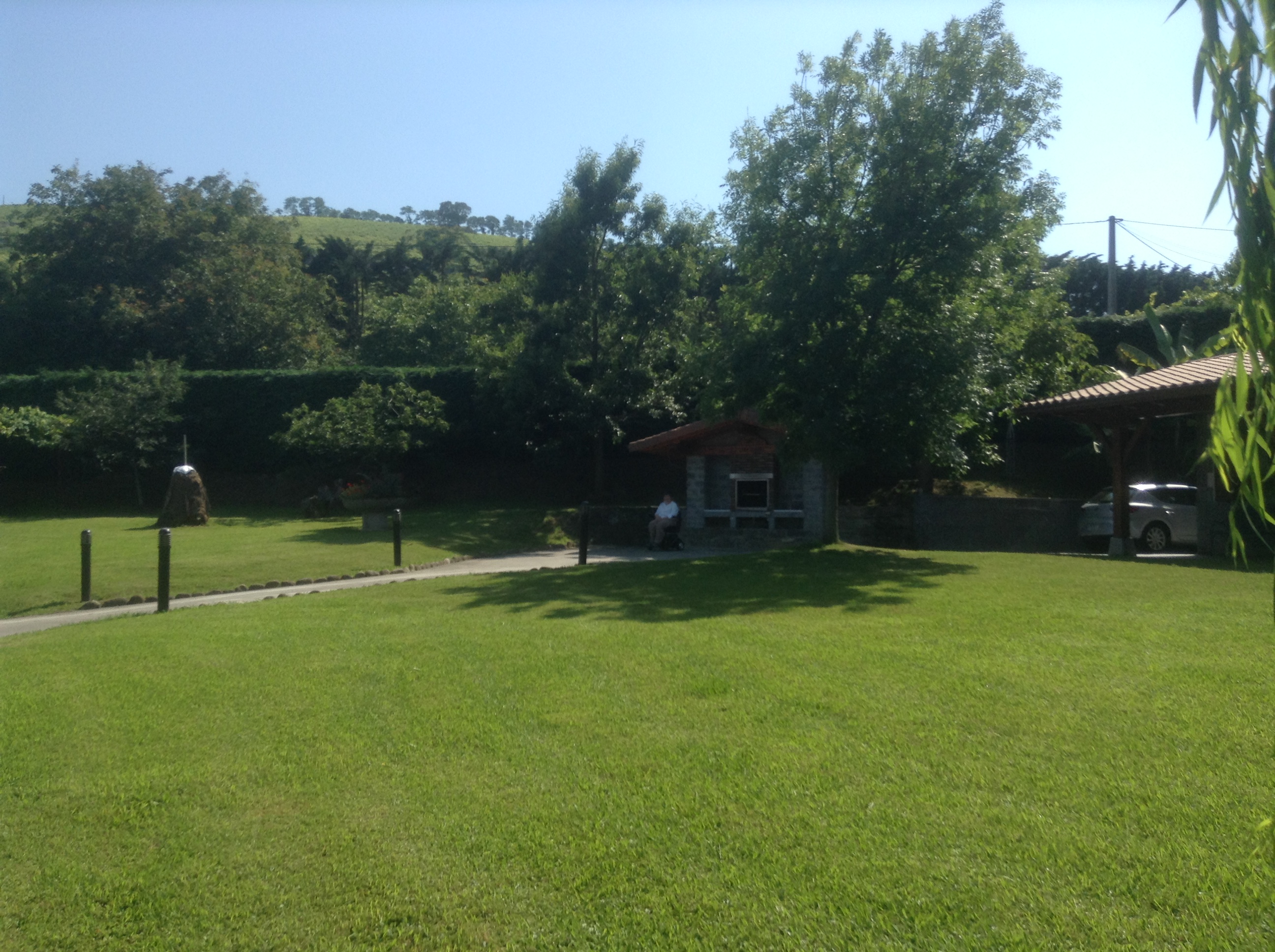 The garden and barbecue at Epotx Etxea