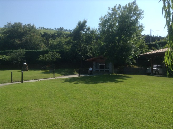 The garden and barbecue at Epotx Etxea